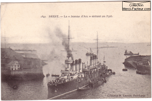 le navire le Jeanne d'arc entrant dans le port de Brest representé sur une carte postale ancienne